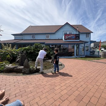 Benson's by the Beach - Courtyard - Breakfast & Brunch Near Me - Long Beach, Washington