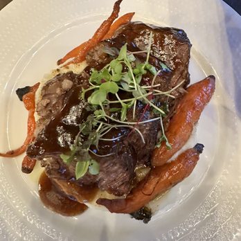Holualoa Inn - Brace short ribs over mashed potatoes - Bed & Breakfast Near Me - Holualoa, Hawaii Holualoa Inn - Brace short ribs over mashed potatoes - Bed & Breakfast Near Me - Holualoa, Hawaii