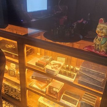 RM 38 - The front counter - Speakeasies Near Me - Honolulu, Hawaii