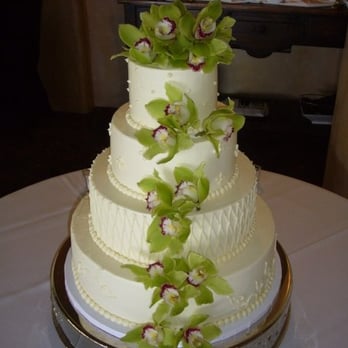 Bella Fiore - Simple floral details on cake - Florists Near Me Bella Fiore - Simple floral details on cake - Florists Near Me