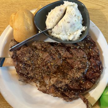 Red Rock Restaurant - American Near Me - Wall, South Dakota