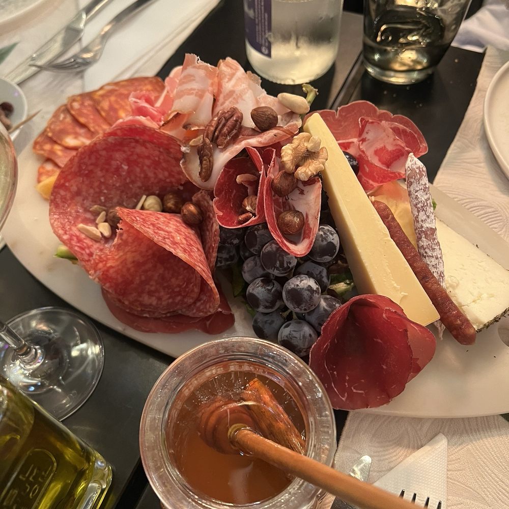 La Cucina - Charcuterie board - Italian Near Me - Nice, 06 La Cucina - Charcuterie board - Italian Near Me - Nice, 06