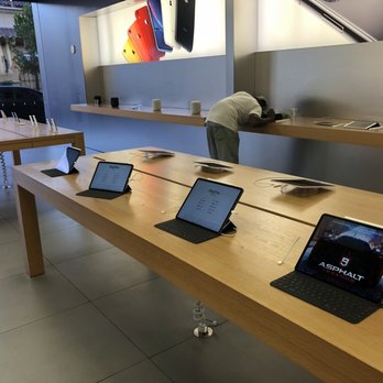 Apple Town Square - Display of iPads - Mobile Phones Near Me - Las Vegas, Nevada