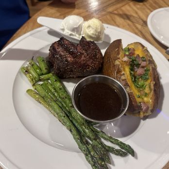 Balcony One - Filet with asparagus and fried potato - Cocktail Bars Near Me - Virgin, Utah Balcony One - Filet with asparagus and fried potato - Cocktail Bars Near Me - Virgin, Utah