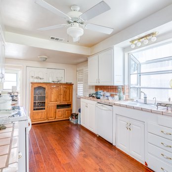 Giuseppe Napoli - RE/MAX Top Producers - The light and bright kitchen at 522 W. Norman Avenue, Arcadia - Real Estate Agents Near Me - Diamond Bar, California Giuseppe Napoli - RE/MAX Top Producers - The light and bright kitchen at 522 W. Norman Avenue, Arcadia - Real Estate Agents Near Me - Diamond Bar, California