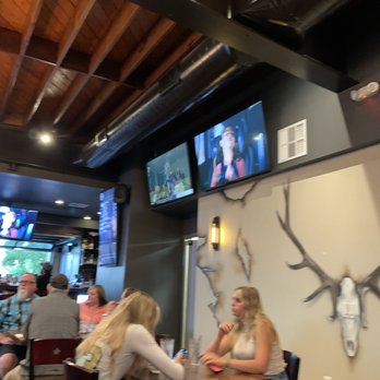 Klüddes Smokehouse + Saloon - Plenty of Big Screens - American Near Me - Yucaipa, California