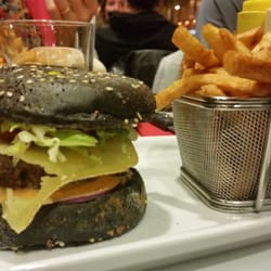 Le Petit Claude - Burger au pain Noir à l'encre de seiche, légèrement pimenté!