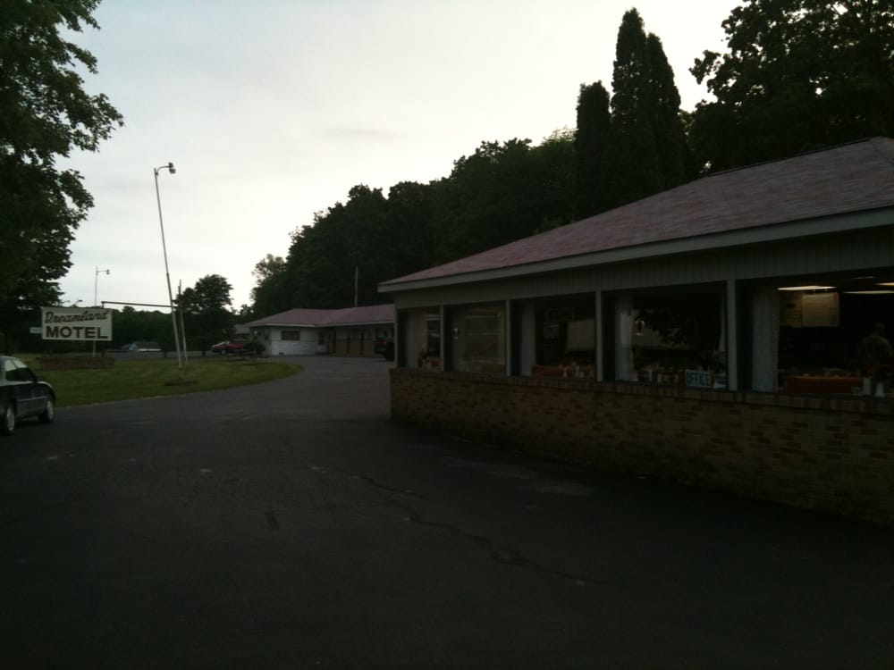 DREAMLAND MOTEL & RESTAURANT Updated August 2024 1520W US Highway 2