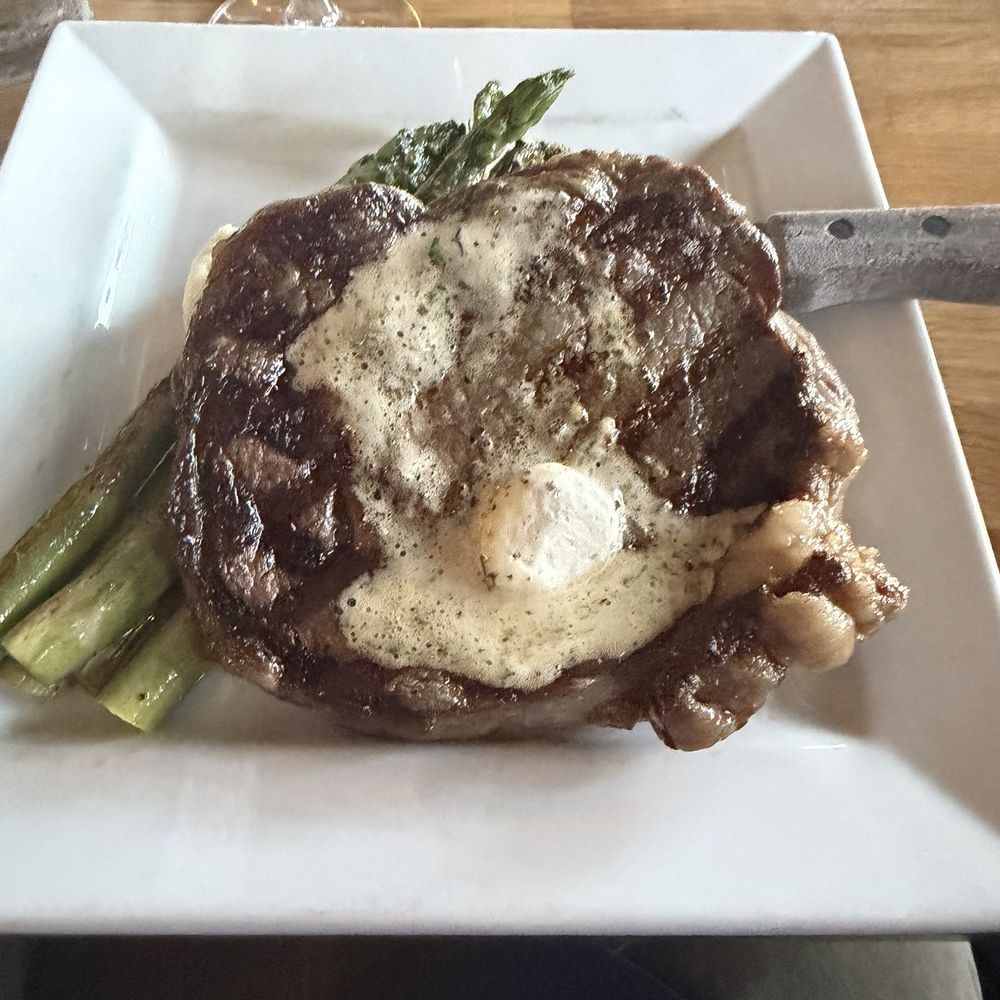 Ribeye with mashed potatoes and asparagus