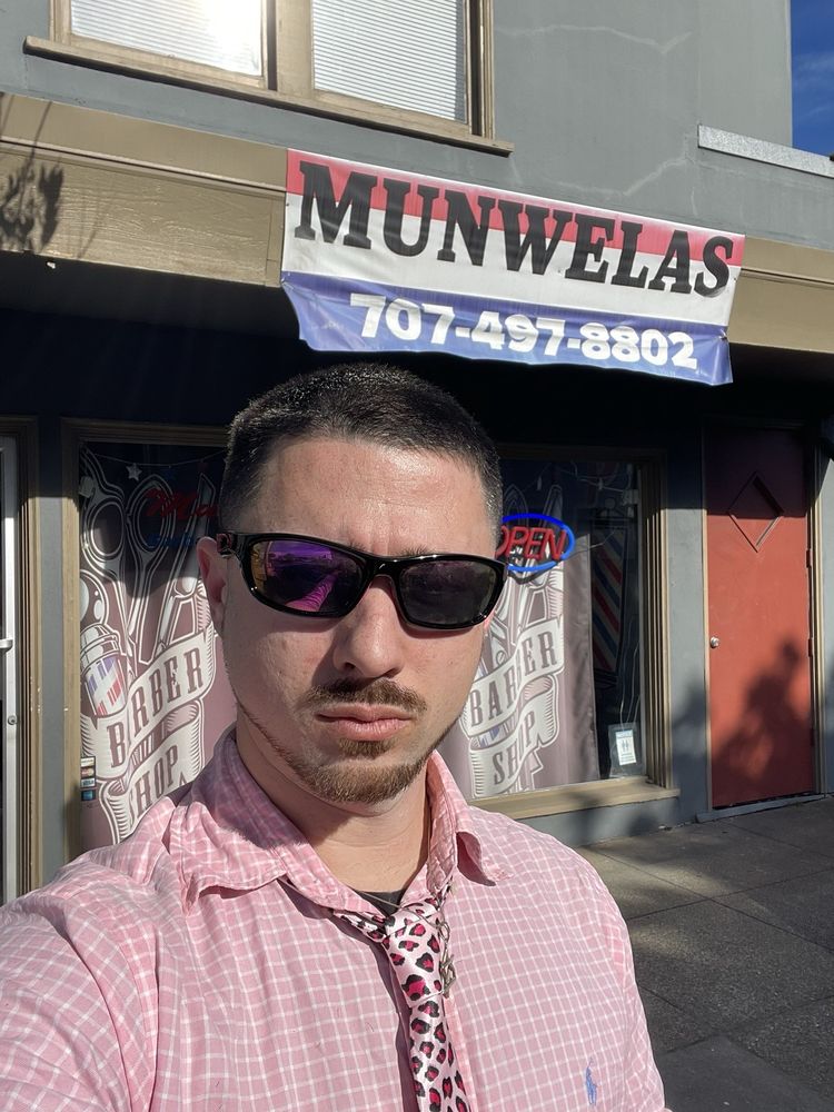 Munwelas Barbershop & Salon Logo