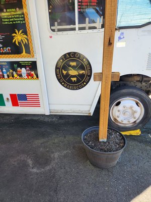 El Viejón Taquería y Mariscos food truck by null