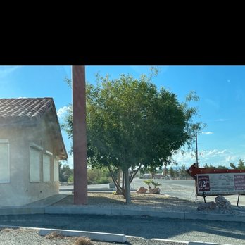 Muddy River Bar and Grill - Looks deserted on a Saturday at 5:30pm.  No staff maybe?  On vacation? - American Near Me - Moapa, Nevada