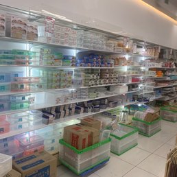 Plastic storage containers
