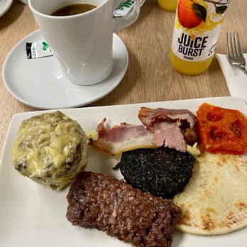 Caledonian Sleeper Train - Highland breakfast, haggis roll, bacon, tomato, black pudding, bread - Transportation Near Me - Edinburgh, EDH