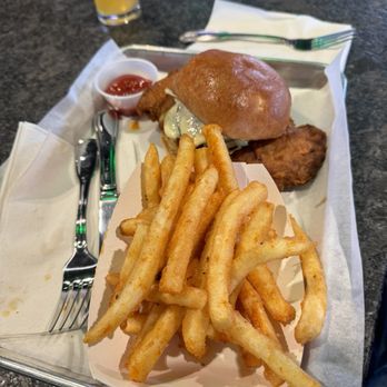 The Modern Brewery - Chicken sandwich - Breweries Near Me - Saint Louis, Missouri