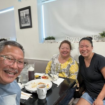 Sweet E's Cafe - Ryne, Linda and owner Ethel - Cafes Near Me - Honolulu, Hawaii Sweet E's Cafe - Ryne, Linda and owner Ethel - Cafes Near Me - Honolulu, Hawaii