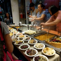 古老燒鵝大王 - Pick the bowl you want, pay, they cook it immediately