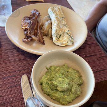 Restaurante Riviera Maya - Omelet with bacon and guacamole - Mexican Near Me - Cancún, ROO Restaurante Riviera Maya - Omelet with bacon and guacamole - Mexican Near Me - Cancún, ROO