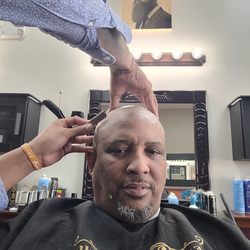 Melo's Barber Shop - Javier putting in work with the straight razor.