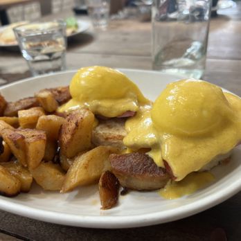 Astoria Provisions - Classic Benny Breakfast - Coffee & Tea Near Me - Astoria, New York