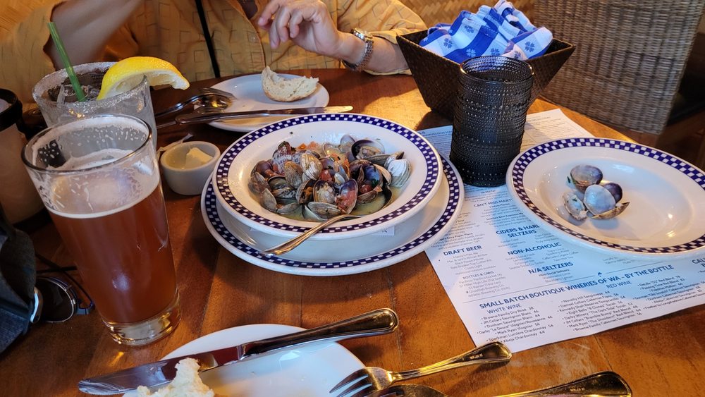 DUKE’S SEAFOOD GREENLAKE Updated October 2024 486 Photos & 552