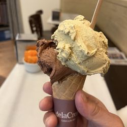 DelaCrem - Medium - medio pistachio and chocolate with milk