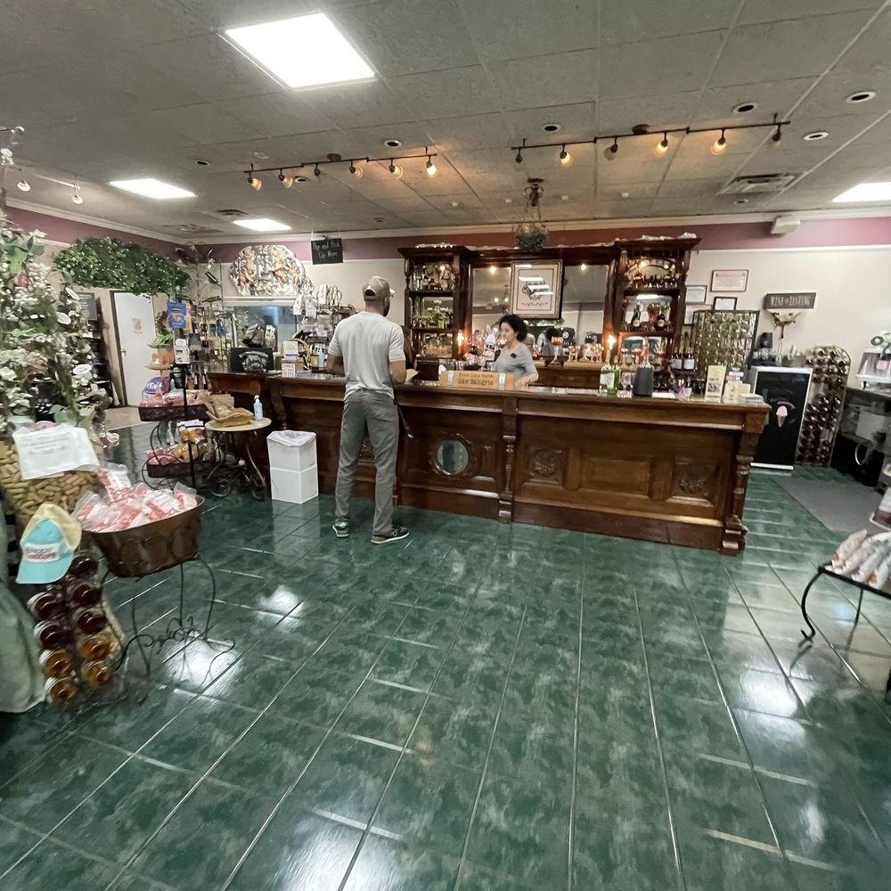 Sumner Crest Winery - The main shop area. - Wineries Near Me - Portland, Tennessee Sumner Crest Winery - The main shop area. - Wineries Near Me - Portland, Tennessee