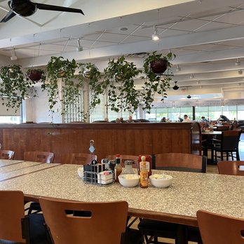 Maxims Restaurant - a dining room with a ceiling fan - New American Near Me - Brookfield, Wisconsin