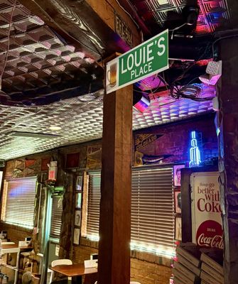 Louie's by null