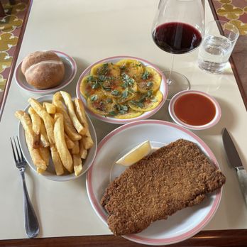 El Preferido de Palermo - Main course: Milanesa de bife de chorizo (fried, breaded strip steak), tomato sauce, herby heirloom tomatoes, wine pairing. - Pubs Near Me - Buenos Aires, C
