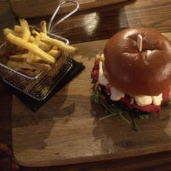 Alberrys Wine Bar & Bistro - Vegetarian slider + chips