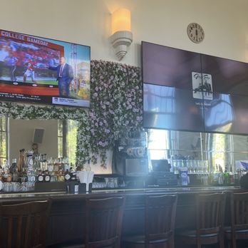 6 'N The Mornin' - The bar is stunning. It's truly impressive in person, and the staff is quick! - Breakfast & Brunch Near Me - Cincinnati, Ohio