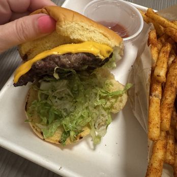 The Garland - Room service little burger w lettuce - Hotels Near Me - North Hollywood, California The Garland - Room service little burger w lettuce - Hotels Near Me - North Hollywood, California