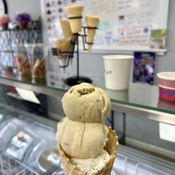 Small Town Scoop - a hand holding a cone of ice cream - Ice Cream & Frozen Yogurt Near Me - Murphysboro, Illinois