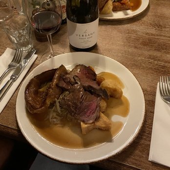 The Albion - Sirloin Steak - Sunday roast - Pubs Near Me - London, XGL