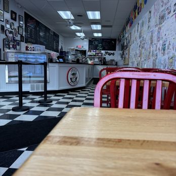 Ashley's Ice Cream Cafe - Ice Cream & Frozen Yogurt Near Me - Guilford, Connecticut