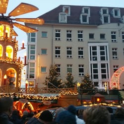 Advent auf dem Neumarkt - Christmas pyramid next to the Frauenkirche.