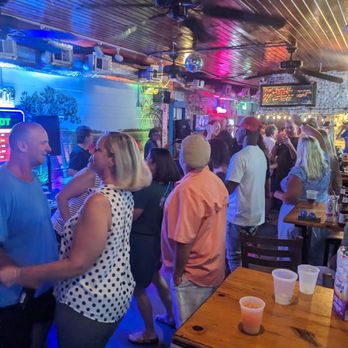 Planet Follywood - The crowd enjoying the band - Burgers Near Me - Folly Beach, South Carolina Planet Follywood - The crowd enjoying the band - Burgers Near Me - Folly Beach, South Carolina