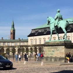 Sol og forår = ned i tempo og sommerkjoler i solen. Skønt.