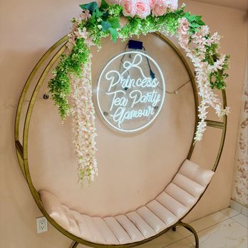 Princess Tea Party - Top of stairs - Tea Rooms Near Me - Tijuana, BCN Princess Tea Party - Top of stairs - Tea Rooms Near Me - Tijuana, BCN