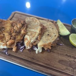 Lo mejor en tacos gobernador en mariscos las islitas maywood... deliciosa costra de queso y el guiso de camarón  otro nivel