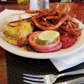 Churchill's - Churchill's Wisconsin Burger, cheddar & Bacon - American Near Me - Rockville Centre, New York