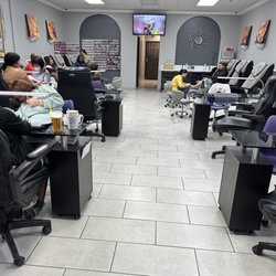 Perfect 10 Nails - Salon is cleaning , beautiful and friendly staffs