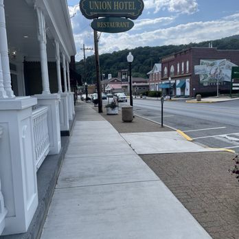 The Union Hotel - Hotel entrance - New American Near Me - Everett, Pennsylvania