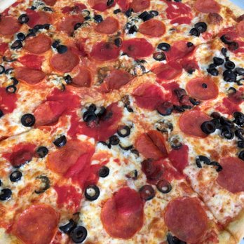 Pizza Como - The pizza crust is perfectly oven toasted on the bottom and chewy crust. - Pizza Near Me - Hamburg, Pennsylvania