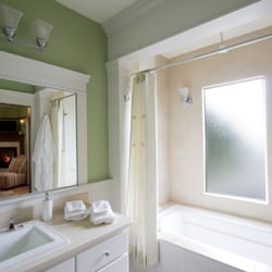 Lion's Gate Inn - The Spring Suite private bath