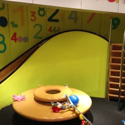 Schuhhaus Gustav Frobese - Spielecke für Kinder - mit Rutsche.