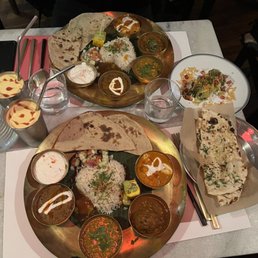Thali au poulet, thali végétarien, aloo tiki chaat (chicken thali, vegetarian thali, aloo tiki chaat) Thali au poulet, thali végétarien, aloo tiki chaat (chicken thali, vegetarian thali, aloo tiki chaat)