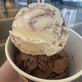 Tillamook Market - Double scoop of ice cream - Marion Berry pie and mudslide - Ice Cream & Frozen Yogurt Near Me - Portland, Oregon