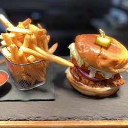 Grizzly Bear Bistro & Bar - Crispy Chicken Burger
